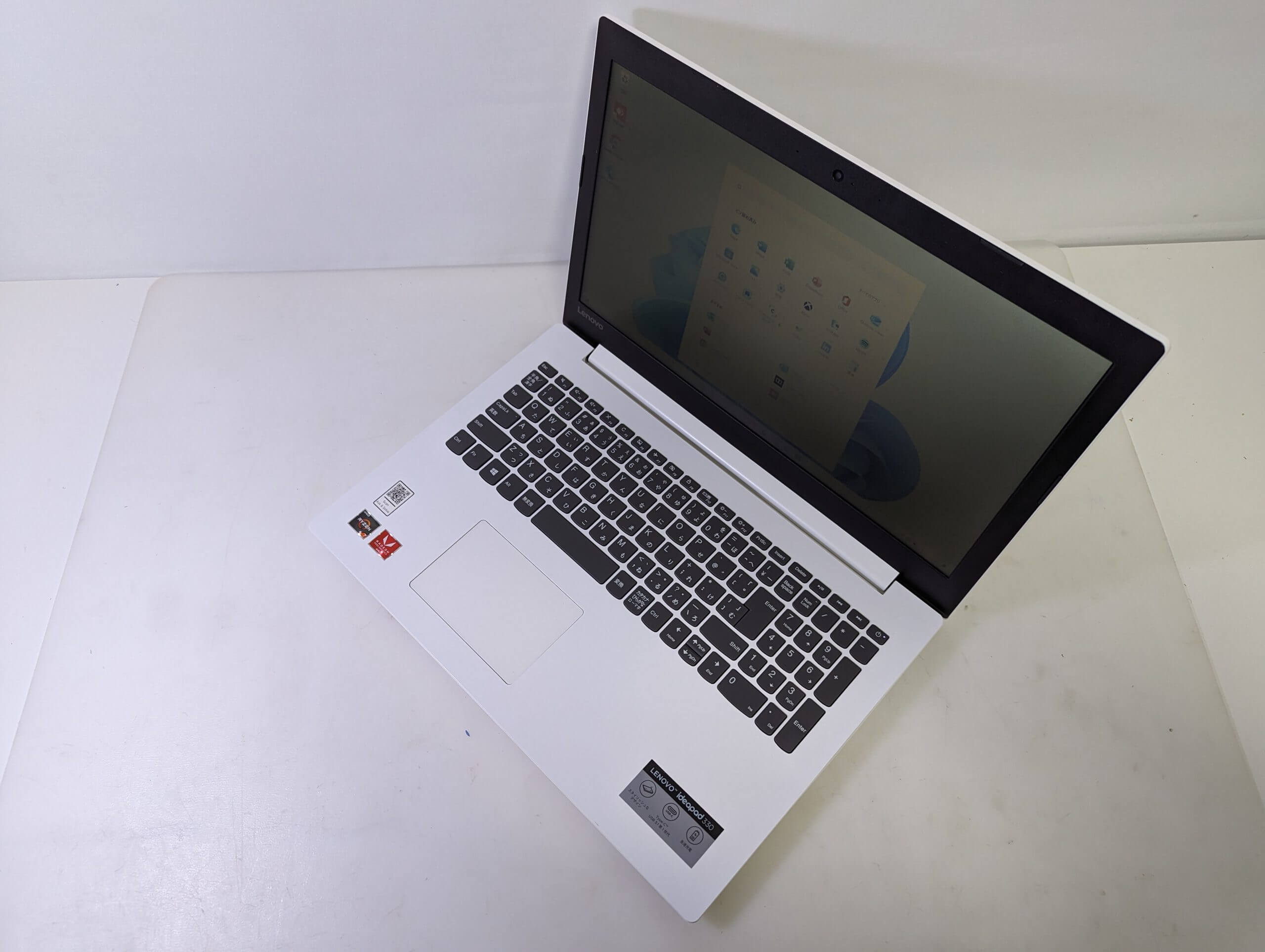 オシャレなホワイト15.6インチ Lenovo IdeaPad 330
